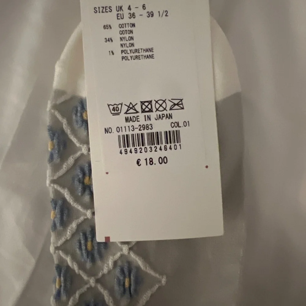 NWT tabio women blue daisy ankle sheer socks
